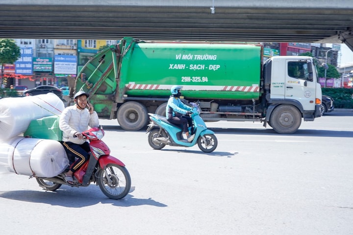 Hà Nội: Xử lý hàng trăm tài xế che biển số, dùng điện thoại khi lái xe