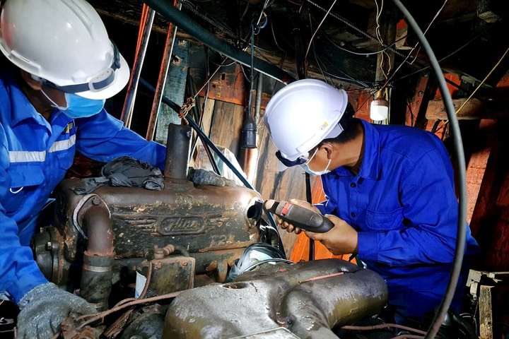 Hải đoàn 129 Hải quân kịp thời hỗ trợ ngư dân khắc phục sự cố trên biển