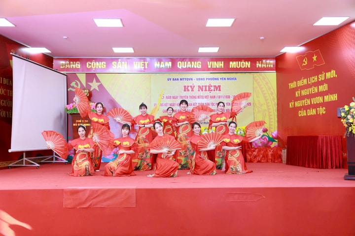 Ủy ban MTTQ Việt Nam phường Yên Nghĩa tặng 51 suất quà nhân Ngày truyền thống