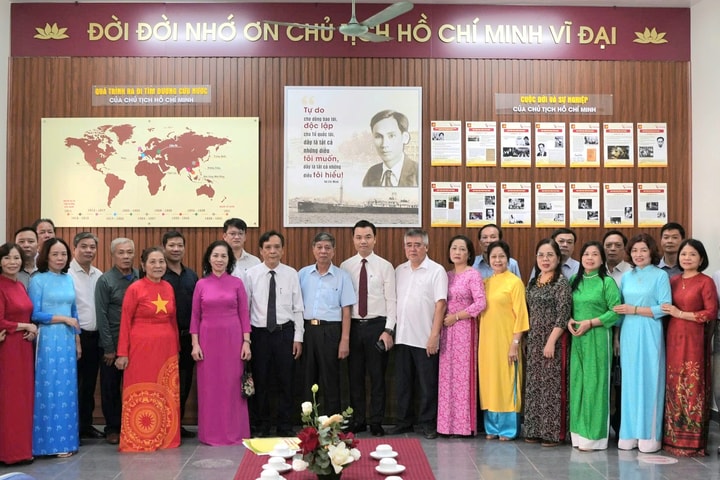 Bát Tràng gắn biển mô hình đoàn kết sáng tạo “Không gian văn hóa Hồ Chí Minh”