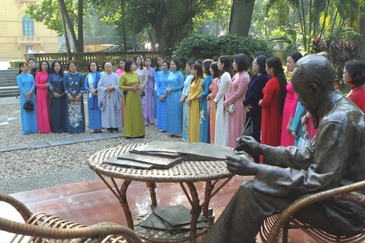 Phụ nữ Thủ đô dâng hương tưởng niệm Chủ tịch Hồ Chí Minh, hướng tới Đại hội XVII