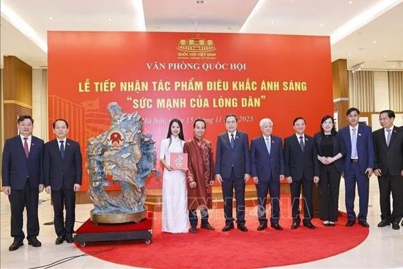 Chủ tịch Quốc hội Trần Thanh Mẫn dự Lễ tiếp nhận tác phẩm điêu khắc ánh sáng "Sức mạnh của lòng dân"