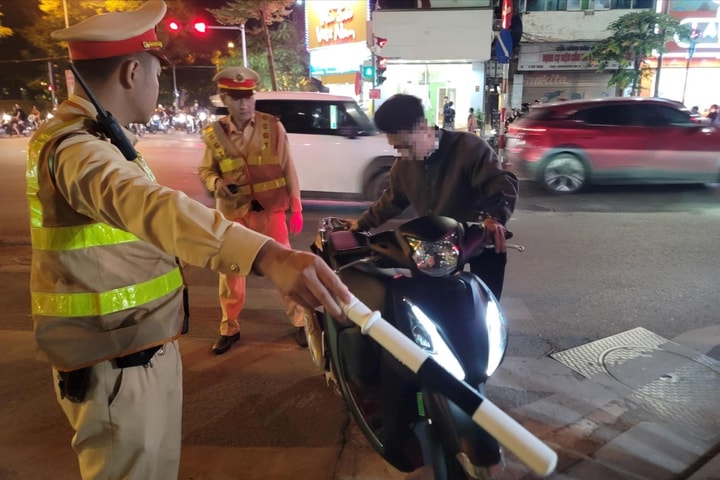 Hà Nội: “Xuyên đêm” xử lý 42 trường hợp người đang đi mô tô sử dụng điện thoại