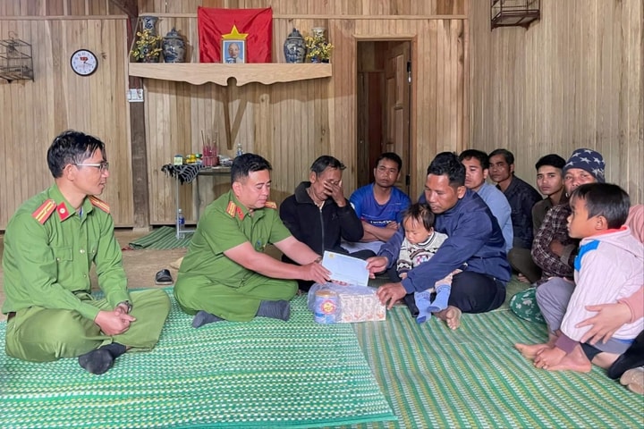 Đà Nẵng: Công an xã Hùng Sơn hỗ trợ gia đình có người mất tích trong vụ lở đất