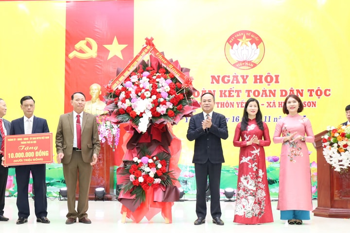 Trung tướng Nguyễn Thanh Tùng dự Ngày hội Đại đoàn kết toàn dân ở thôn Yến Vỹ