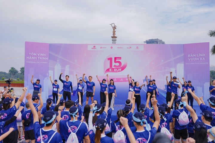 Diễn viên Phương Nam, cầu thủ Quế Ngọc Hải tham dự Giải chạy E-Run 2025