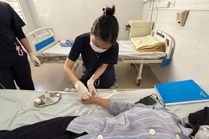 Bôi thuốc lá để chữa ngứa, cụ bà nhập viện khi da bong vảy khắp người