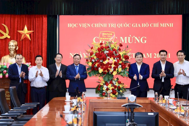 Phó Bí thư Thường trực Thành ủy Nguyễn Văn Phong chúc mừng Ngày Nhà giáo Việt Nam