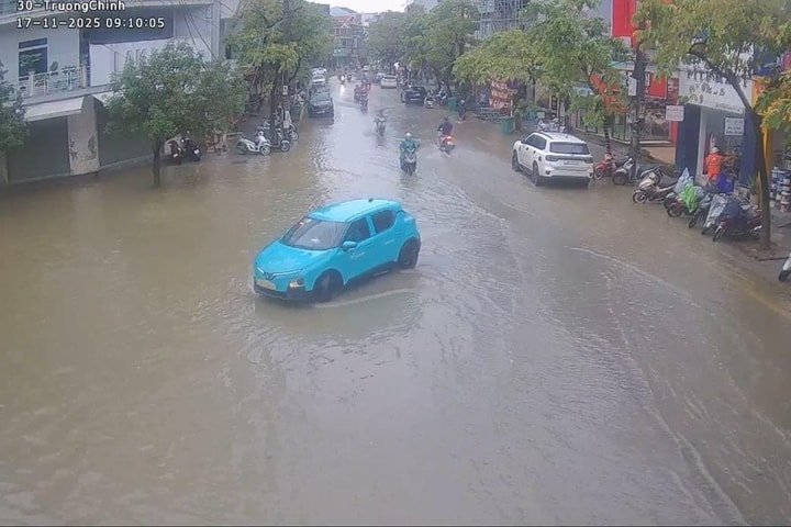Huế: Một số đường phố nội đô bị ngập do mưa lũ