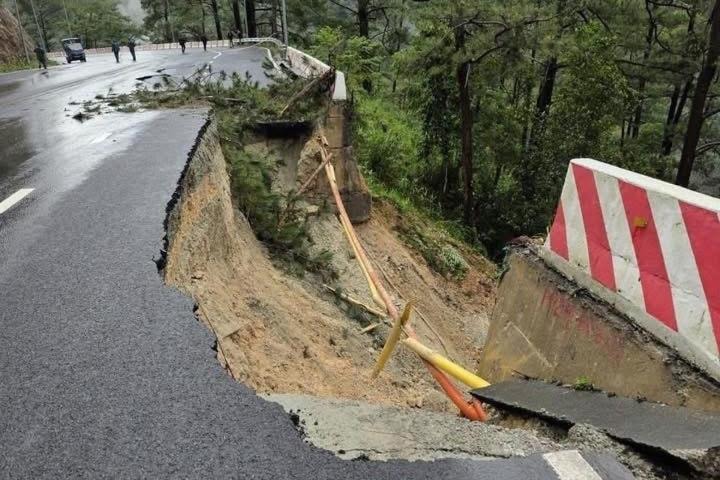 Tuyến đèo huyết mạch vào Đà Lạt bị lún nứt, sạt lở