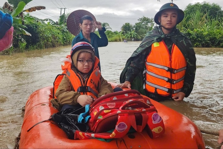 Bộ đội tỉnh Khánh Hòa túc trực tại điểm nóng vùng lũ để giúp dân