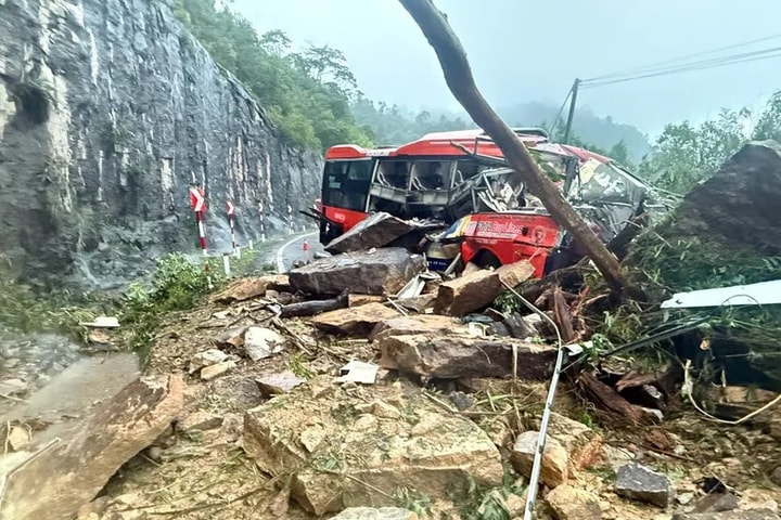 Hiện trường vụ xe khách gặp nạn tại đèo Khánh Lê khiến 6 người tử vong