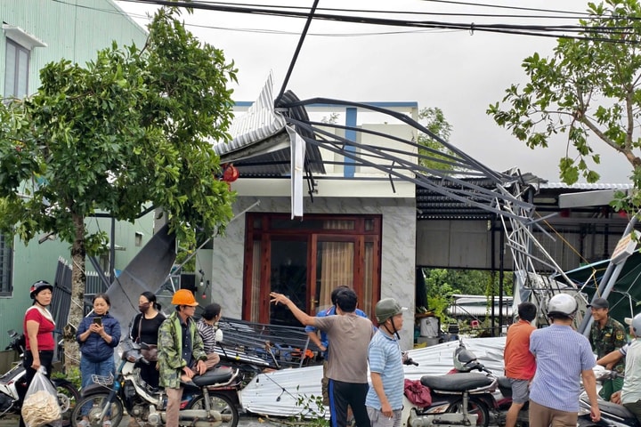 Lốc xoáy làm 4 người bị thương, 30 nhà bị tốc mái tại Đà Nẵng