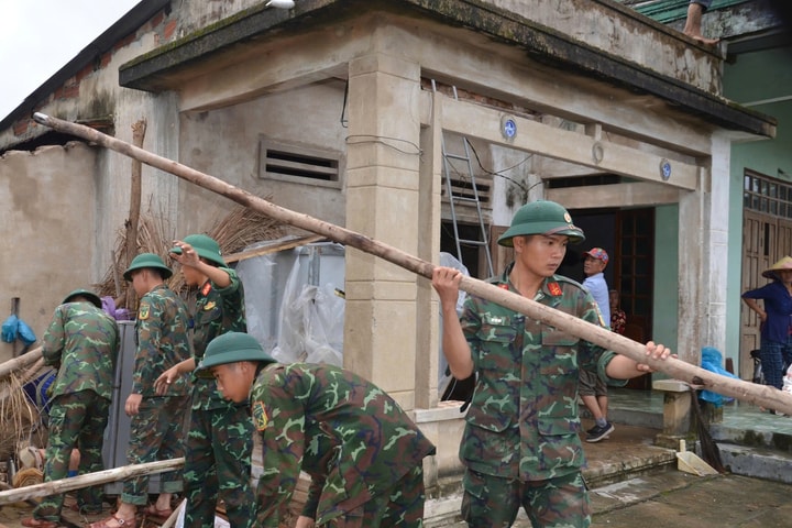 Bộ đội Quảng Ngãi giúp nhân dân xã Nguyễn Nghiêm khắc phục hậu quả lốc xoáy