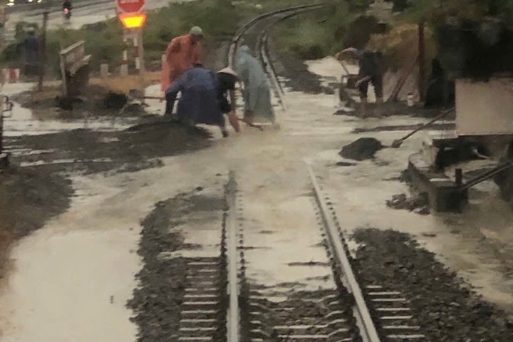 Đường sắt Bắc - Nam đã thông tuyến trở lại sau khi tạm gián đoạn do mưa lũ