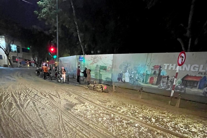 Công an Hà Nội truy tìm ô tô tải làm đổ bùn nhão khiến người đi xe máy trượt ngã