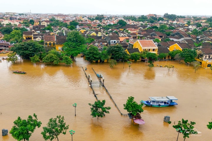 Sông Hoài dâng nước gây ngập phố cổ Hội An lần thứ tư chỉ trong hơn 1 tháng
