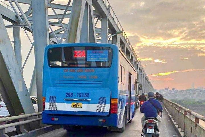 Hà Nội: Xử lý tài xế xe buýt đi vào làn cấm trên cầu Chương Dương
