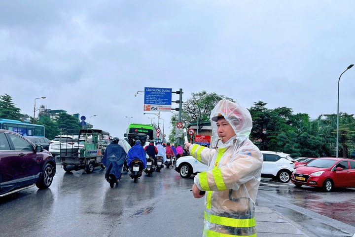 Xử lý xe buýt đi sai luồng tuyến tại phía bắc cầu Chương Dương