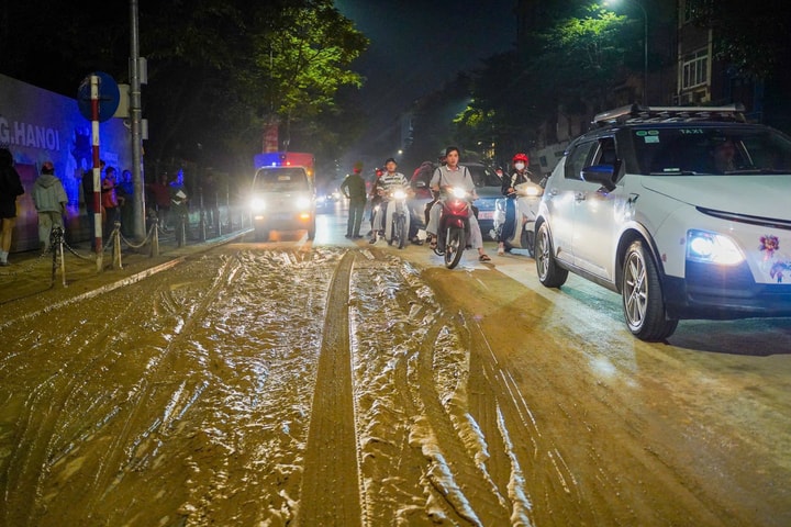 Xử phạt tài xế xe tải làm rơi bùn xuống phố Tôn Đức Thắng, Hà Nội