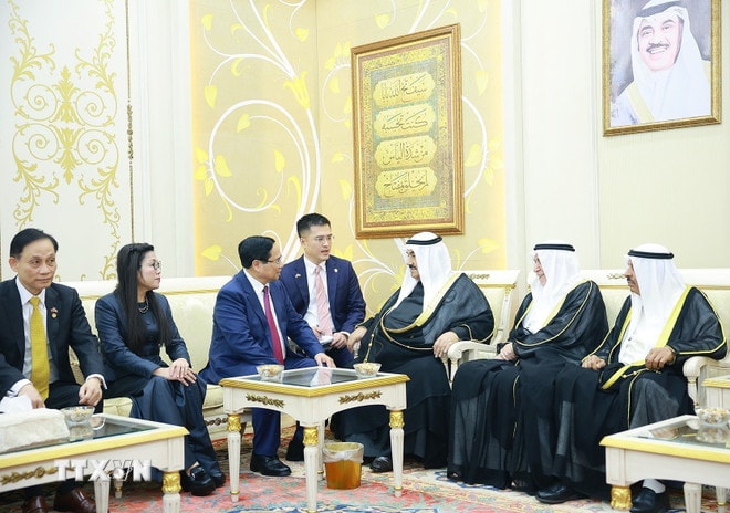 Thủ tướng Phạm Minh Chính tới nhà riêng thăm nguyên Thủ tướng Kuwait Sheikh Nasser