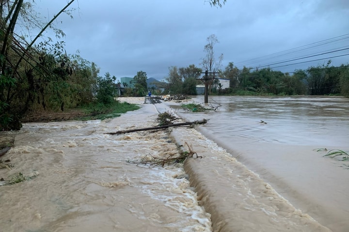 Đường sắt Bắc Nam lại có nguy cơ gián đoạn do mưa lớn tại Khánh Hoà