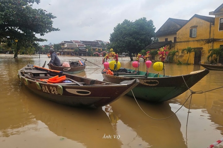 Đà Nẵng Lũ trên sông Vu Gia - Thu Bồn đang xuống, mưa vẫn tiếp diễn