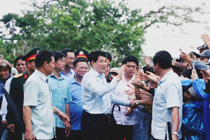 Chủ tịch nước Lương Cường thăm, động viên bà con vùng lũ tại Đà Nẵng