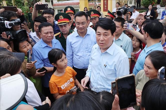 Chủ tịch nước Lương Cường thăm hỏi bà con vùng lũ xã Gò Nổi, Đà Nẵng