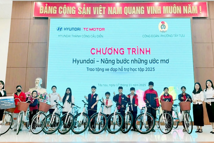 Công đoàn phường Tây Tựu trao xe đạp hỗ trợ học sinh khó khăn