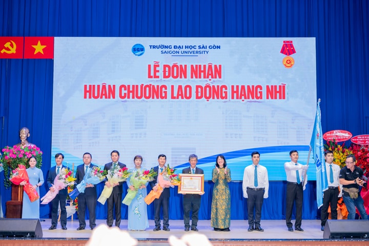 Trường Đại học Sài Gòn đón nhận Huân chương Lao động hạng Nhì