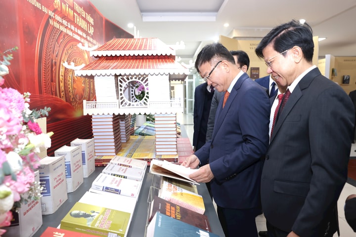 Trường ĐH Khoa học xã hội và nhân văn đón Huân chương Lao động hạng Nhất