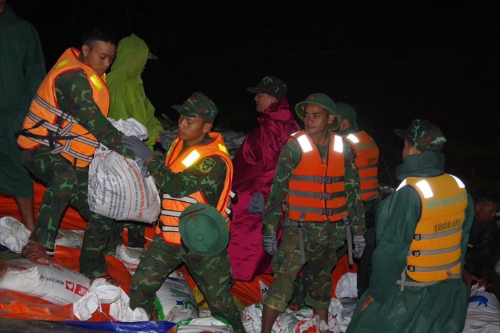 Bộ đội “trắng đêm” giữ kè An Lương ở Đà Nẵng