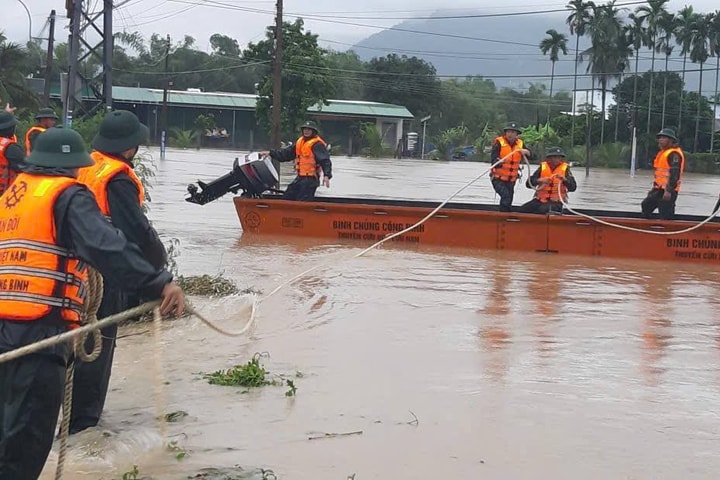 Lực lượng vũ trang tỉnh Khánh Hoà vượt lũ, giúp dân