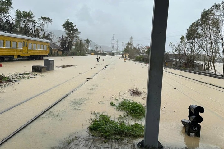 Sơ tán nhiều hành khách từ Hà Nội khỏi ga Diêu Trì do nước lũ dâng cao