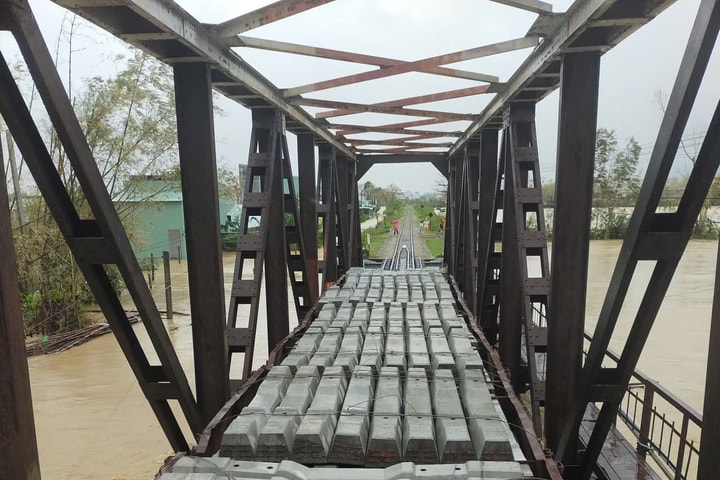 Điều 3 toa tàu hàng ngăn lũ cuốn trôi cầu đường sắt ở Gia Lai