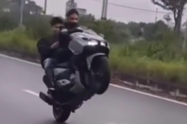 Hà Nội: Bốc đầu xe máy, nam thanh niên bị tịch thu phương tiện