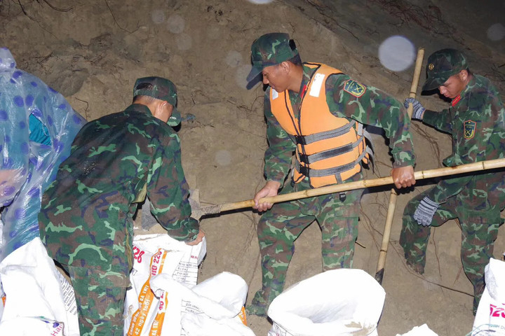 Đà Nẵng: huy động hơn 500 cán bộ, chiến sĩ xuyên đêm "cứu" kè An Lương
