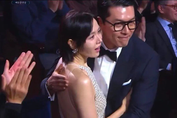 Khoảnh khắc “vàng” của màn ảnh Hàn Quốc: Vợ chồng Hyun Bin - Son Ye Jin cùng đăng quang tại Rồng Xanh 2025