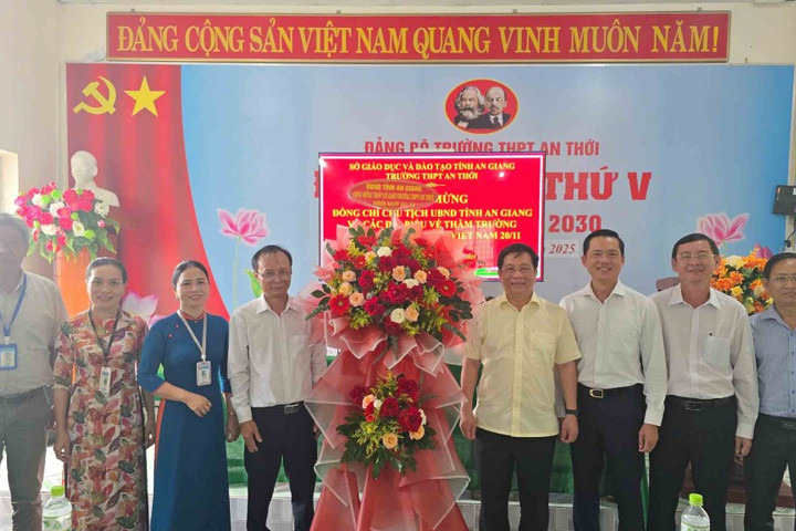 Lãnh đạo tỉnh An Giang thăm và chúc mừng nhà giáo nhân dịp 20/11