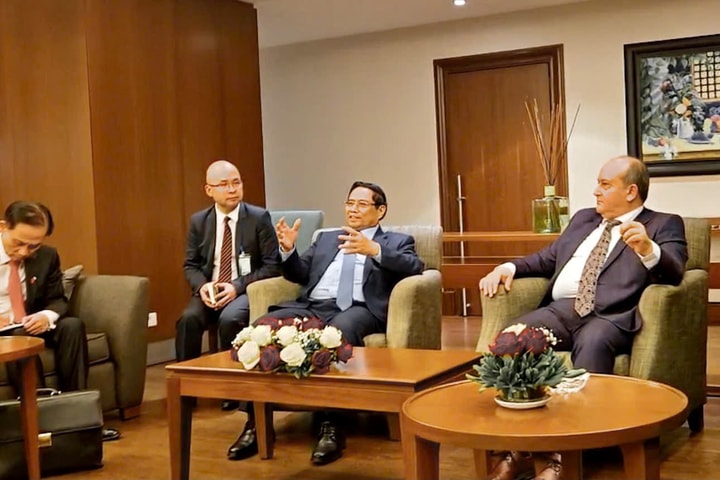 Thủ tướng Phạm Minh Chính và Thủ tướng Algeria làm việc với các doanh nghiệp