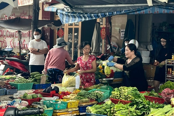TP Hồ Chí Minh: Nguồn cung đứt đoạn vì mưa lũ, giá hành lá gần bằng giá thịt lợn