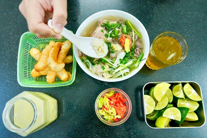 Thưởng thức ẩm thực tại phố cổ