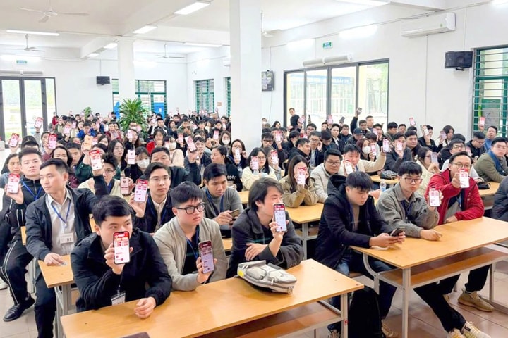 CSGT hướng dẫn hơn 10 nghìn thí sinh cài đặt ứng dụng VNeTraffic