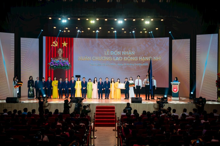 Trường Đại học Văn Lang đón nhận Huân chương Lao động hạng Nhì