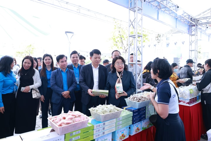Hàng trăm sản phẩm giảm giá cho công nhân tại Hội chợ hàng Việt