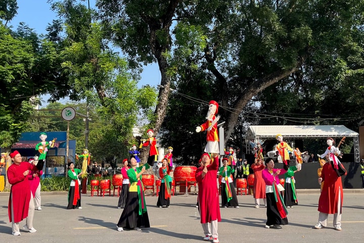 Rực rỡ sắc màu tại chương trình đồng diễn nghệ thuật tại Festival Thu Hà Nội 2025