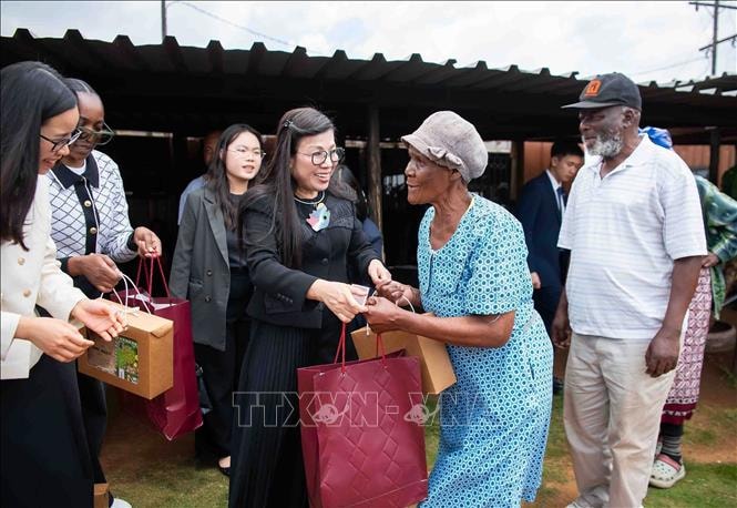 Phu nhân Thủ tướng Phạm Minh Chính thăm và tặng quà người dân khu dân cư Tsakane, Nam Phi