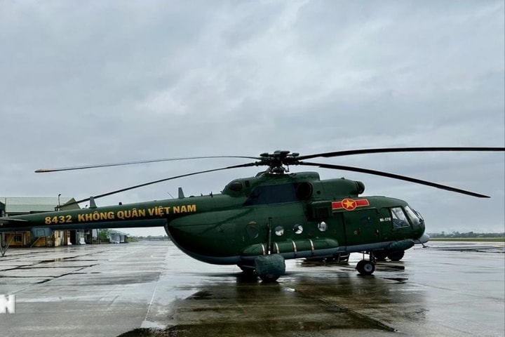 Máy bay Mi-17 mang theo 1,5 tấn lương thực, thực phẩm hỗ trợ nhân dân vùng lũ