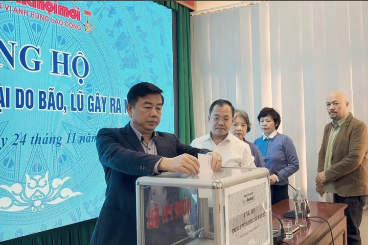 Cán bộ, đoàn viên công đoàn Báo Hànộimới quyên góp ủng hộ đồng bào miền Trung